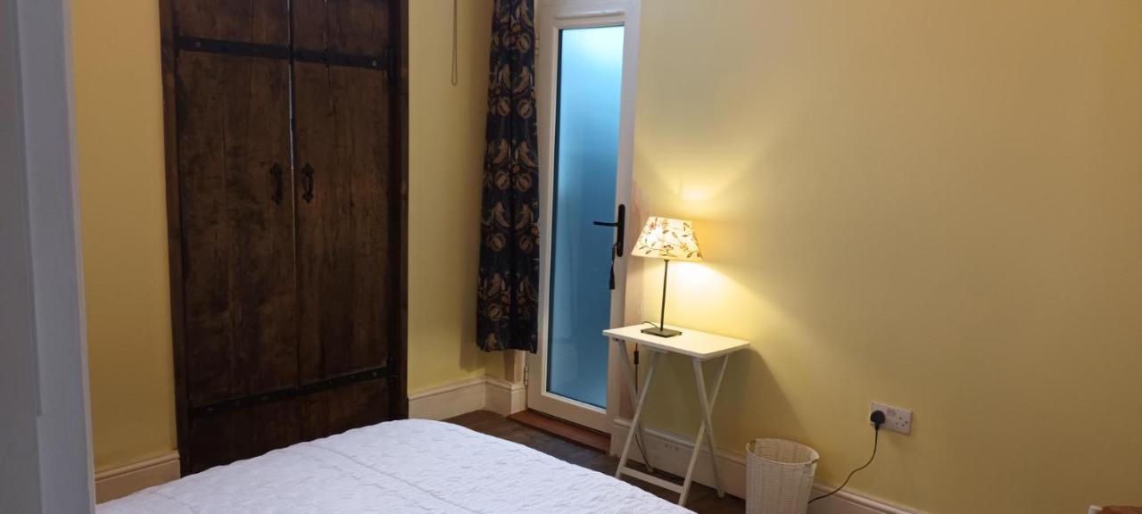 Room With Luxury Private Bathroom & Independent Entrance Near Tube London Exterior foto
