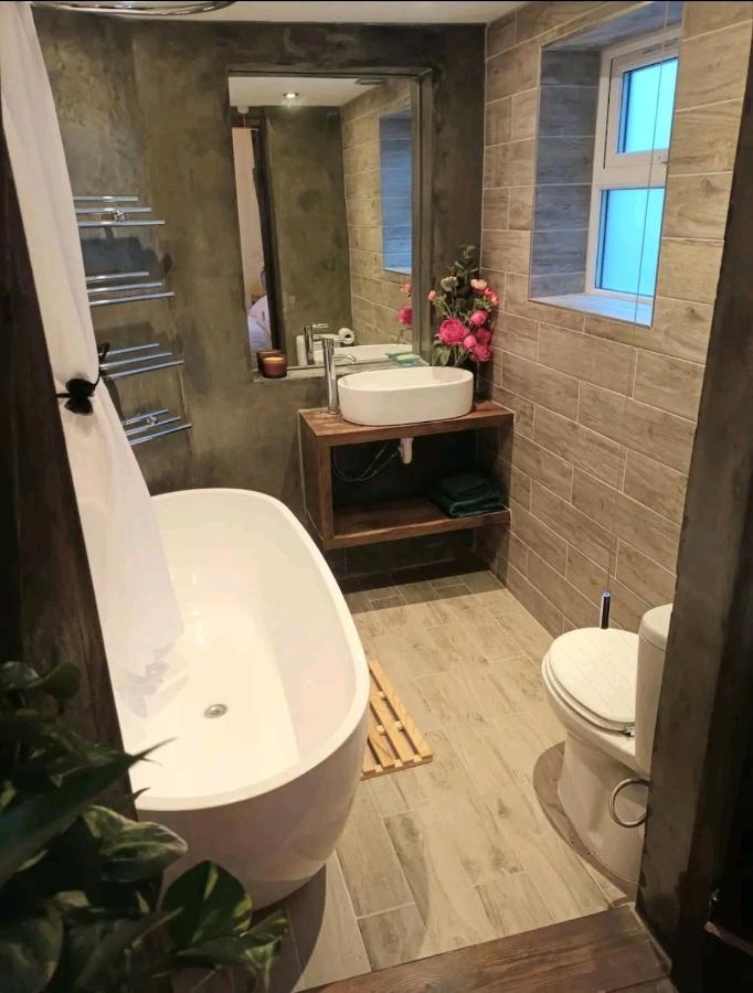 Room With Luxury Private Bathroom & Independent Entrance Near Tube London Exterior foto