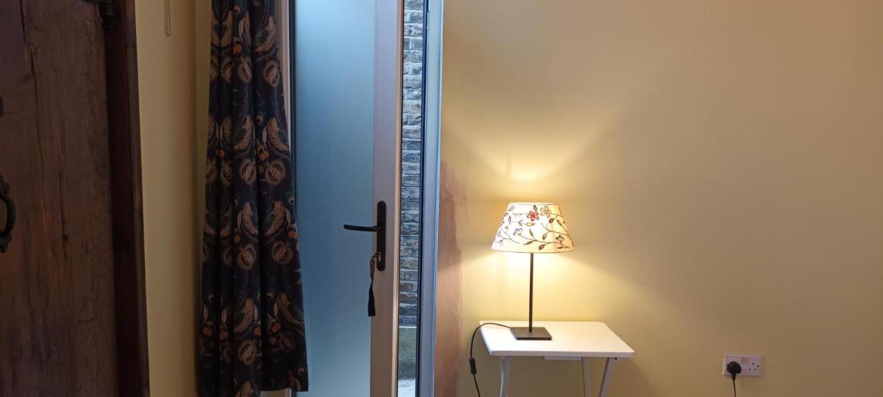 Room With Luxury Private Bathroom & Independent Entrance Near Tube London Exterior foto