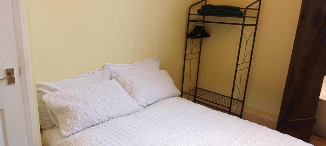 Room With Luxury Private Bathroom & Independent Entrance Near Tube London Exterior foto